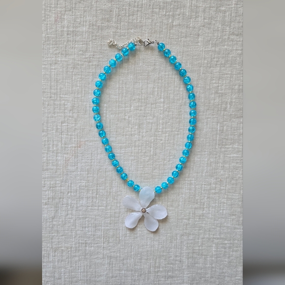 Elegant Blue Beaded Necklace with cyclamen White Flower Pendant - Picture 3 of 3